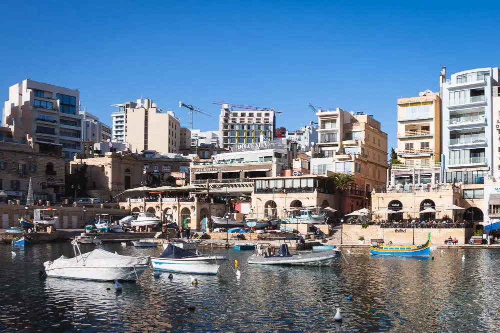 Spinola Bay im Dezember an einem Tag mit Sonne in Malta