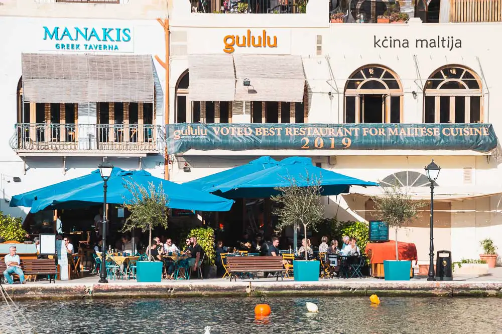 Terrasse von einem Restaurant im Winter in Malta